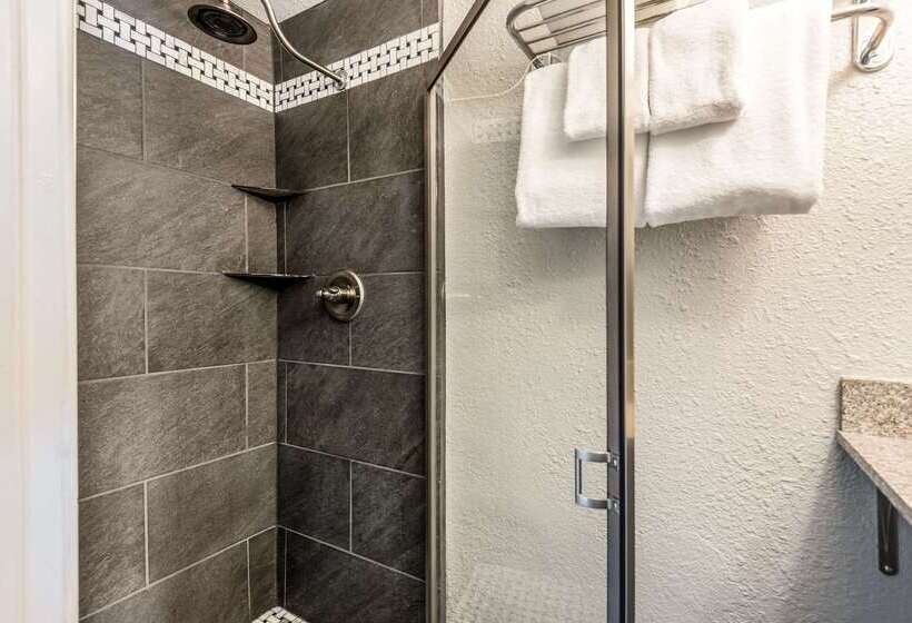 Bothwell Sedalia Central District, Ascend Hotel Collection