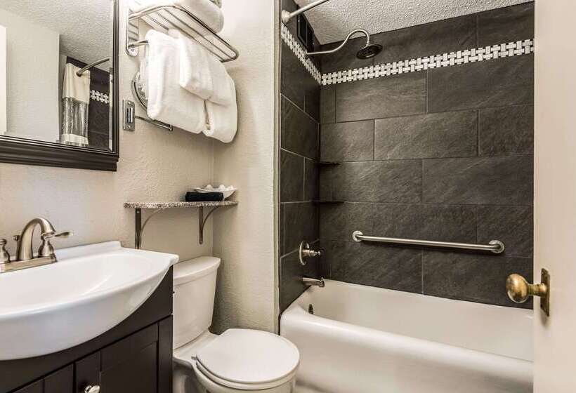 Bothwell Sedalia Central District, Ascend Hotel Collection