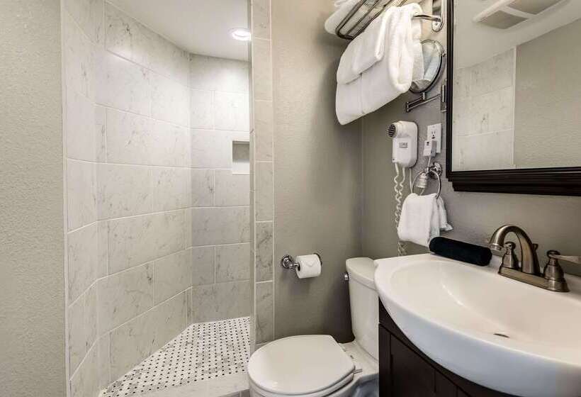 Bothwell Sedalia Central District, Ascend Hotel Collection