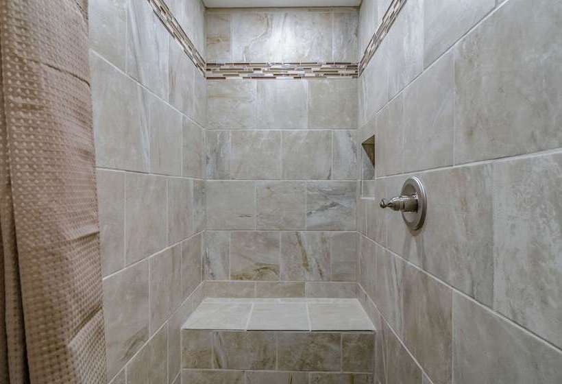Bothwell Sedalia Central District, Ascend Hotel Collection