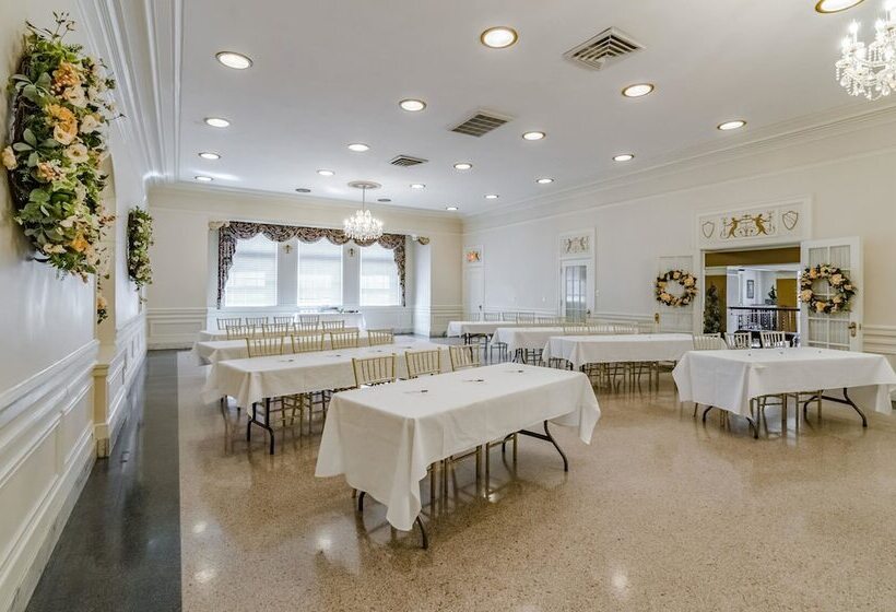Bothwell Sedalia Central District, Ascend Hotel Collection