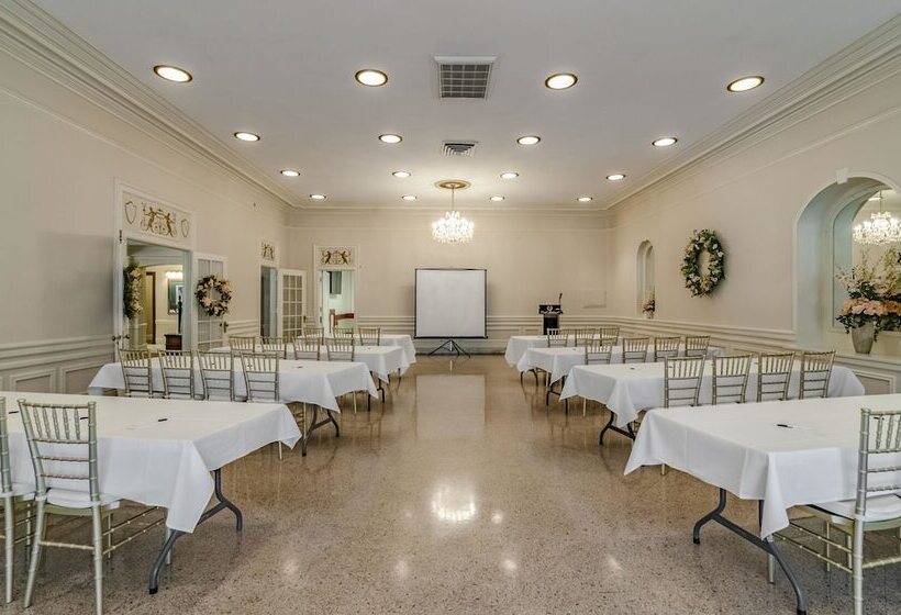 Bothwell Sedalia Central District, Ascend Hotel Collection