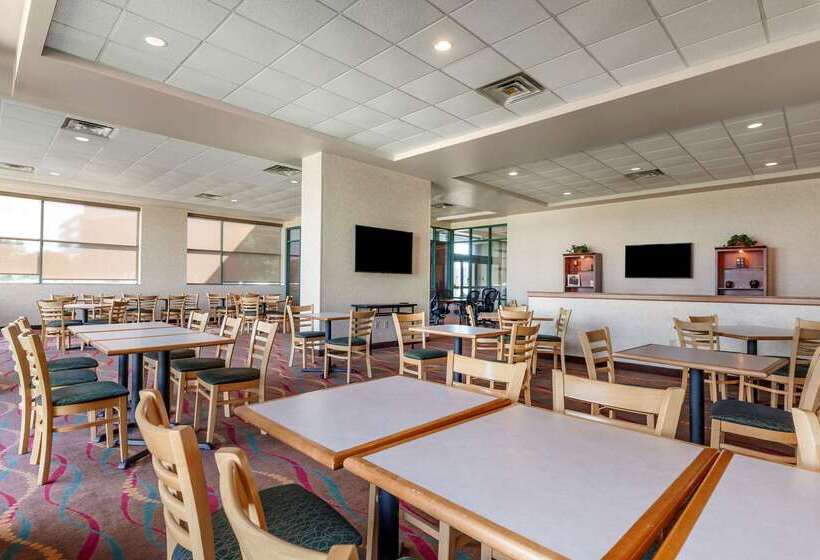 בית מלון כפרי Clarion Suites At The Alliant Energy Center