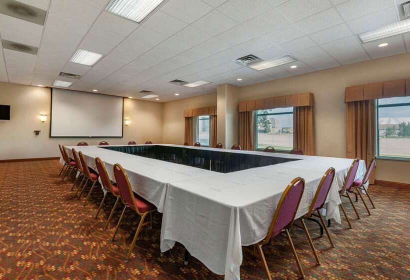 בית מלון כפרי Clarion Suites At The Alliant Energy Center