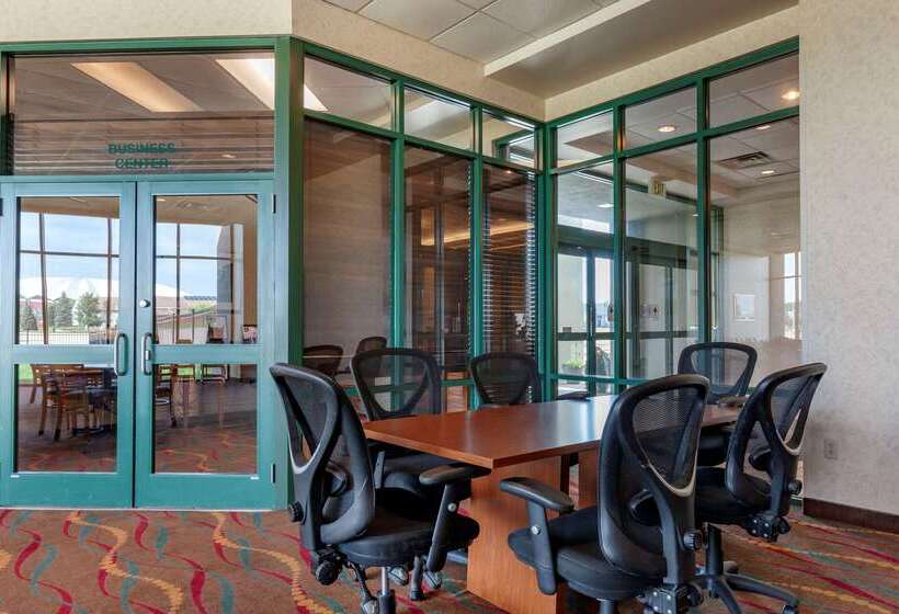 בית מלון כפרי Clarion Suites At The Alliant Energy Center