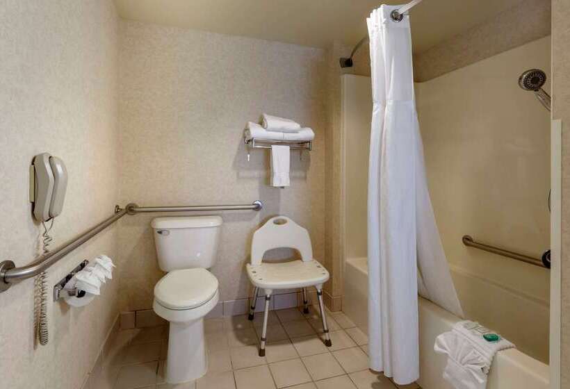 בית מלון כפרי Clarion Suites At The Alliant Energy Center