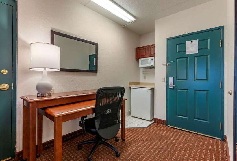 בית מלון כפרי Clarion Suites At The Alliant Energy Center