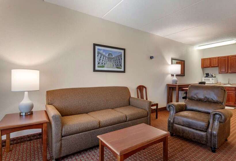 בית מלון כפרי Clarion Suites At The Alliant Energy Center