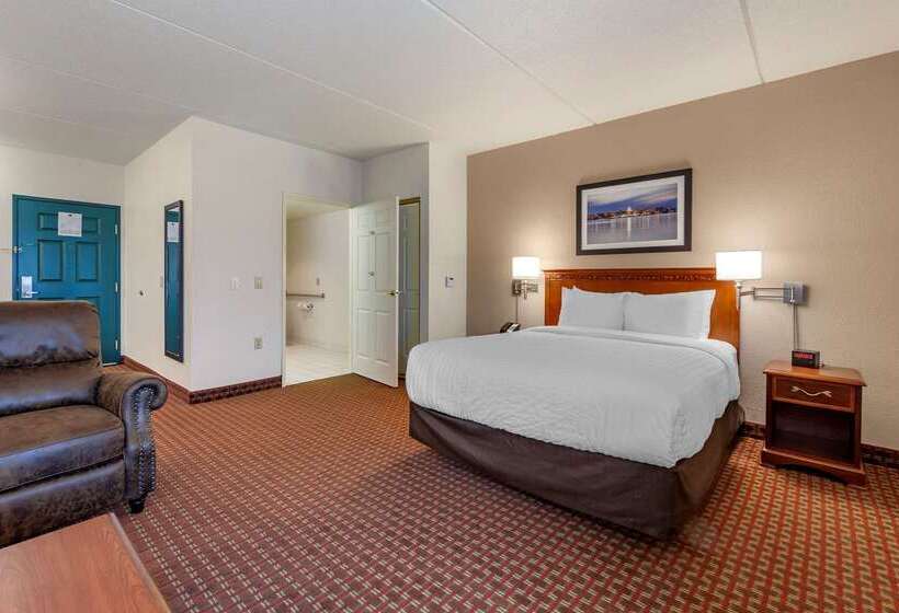 בית מלון כפרי Clarion Suites At The Alliant Energy Center