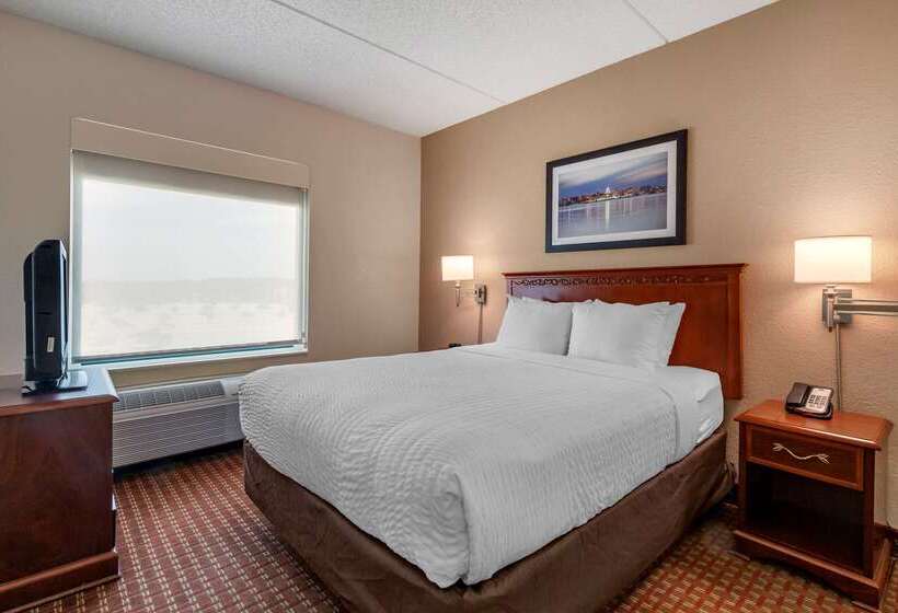 בית מלון כפרי Clarion Suites At The Alliant Energy Center