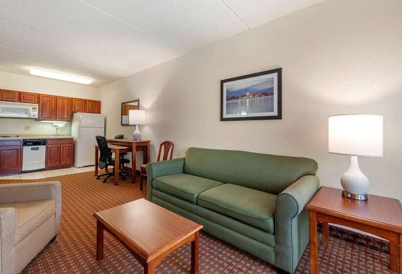 בית מלון כפרי Clarion Suites At The Alliant Energy Center