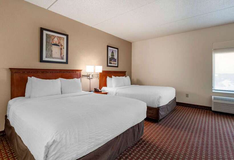 בית מלון כפרי Clarion Suites At The Alliant Energy Center