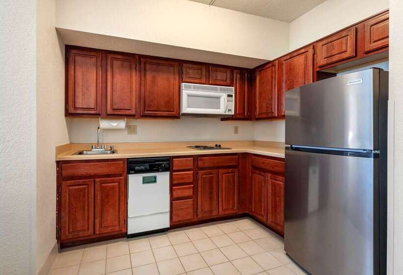هتل Clarion Suites At The Alliant Energy Center