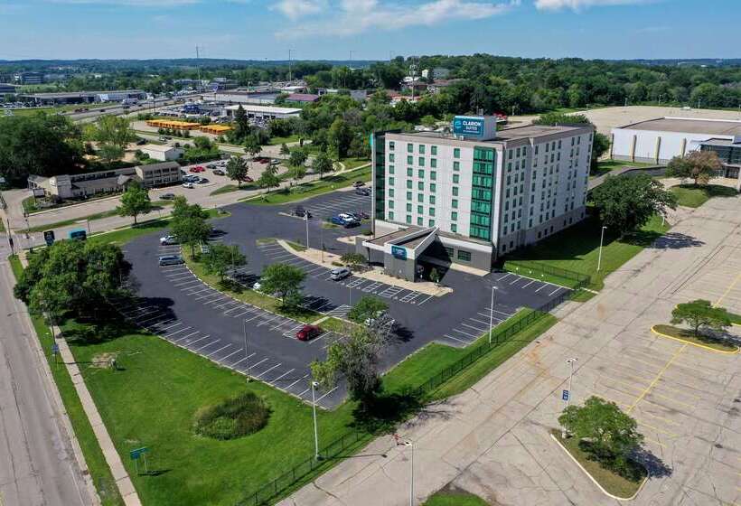 בית מלון כפרי Clarion Suites At The Alliant Energy Center