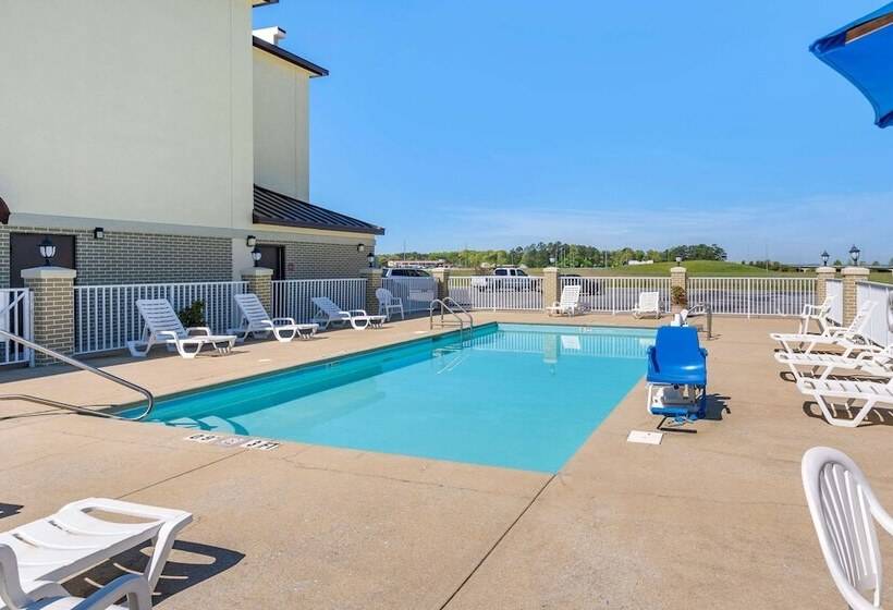 בית מלון כפרי Comfort Inn & Suites