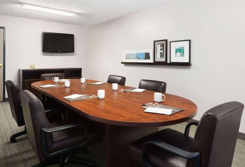 هتل Country Inn & Suites By Radisson, Columbus Airport, Oh