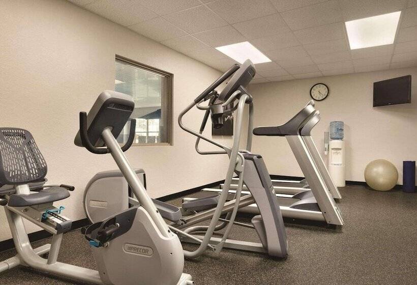 فندق Country Inn & Suites By Radisson, Coralville, Ia