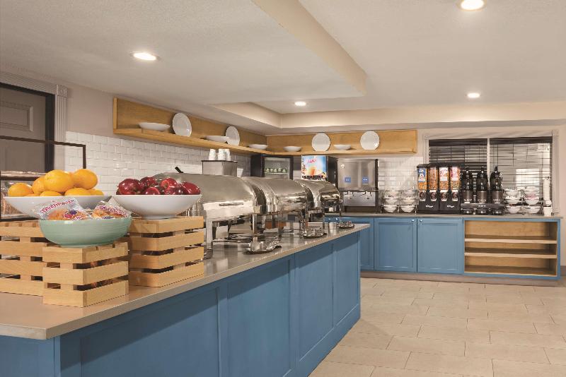 Отель Country Inn & Suites By Radisson, Dubuque, Ia