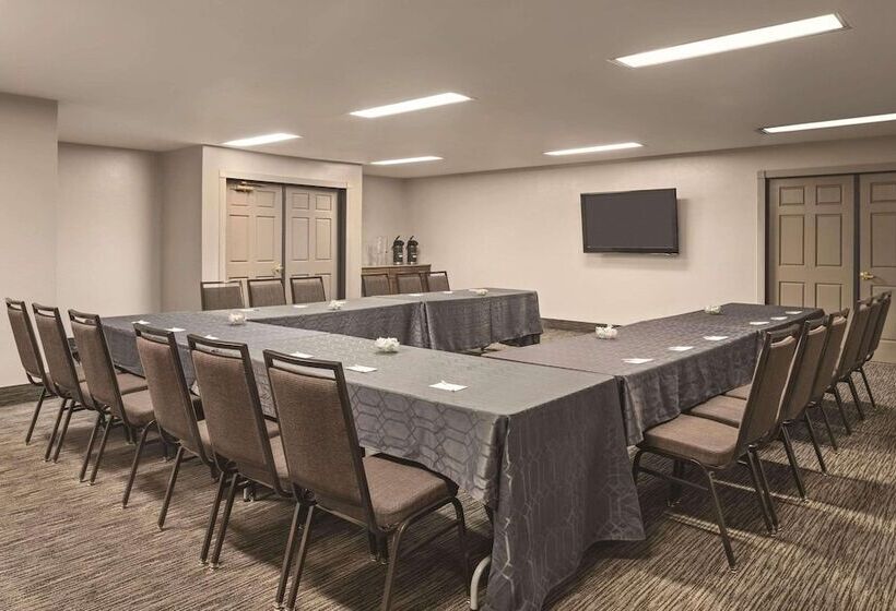 Отель Country Inn & Suites By Radisson, Dubuque, Ia