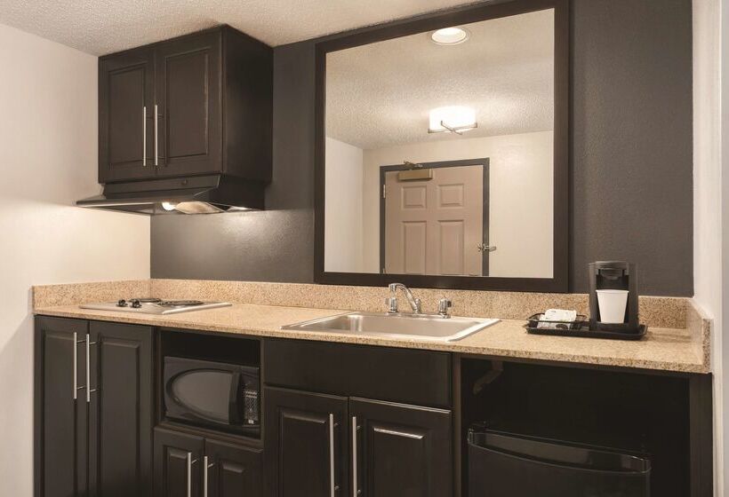 هتل Country Inn & Suites By Radisson Raleighdurham Airport Nc