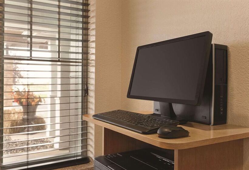 فندق Country Inn & Suites By Radisson, Willmar, Mn