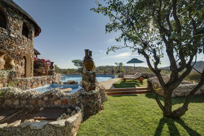 Отель Eagle Tented Lodge & Spa Etosha