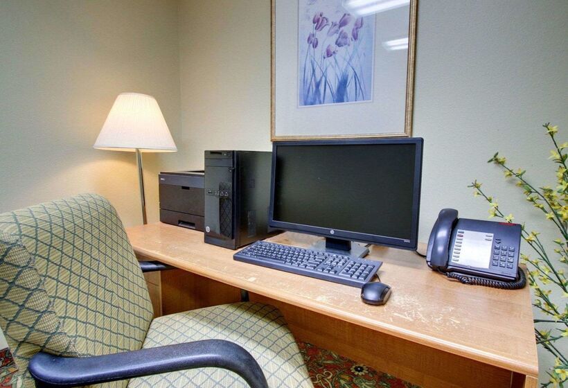 فندق Econo Lodge Inn & Suites