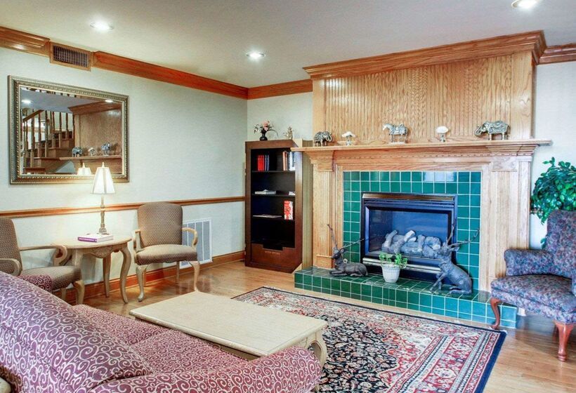 فندق Econo Lodge Inn & Suites