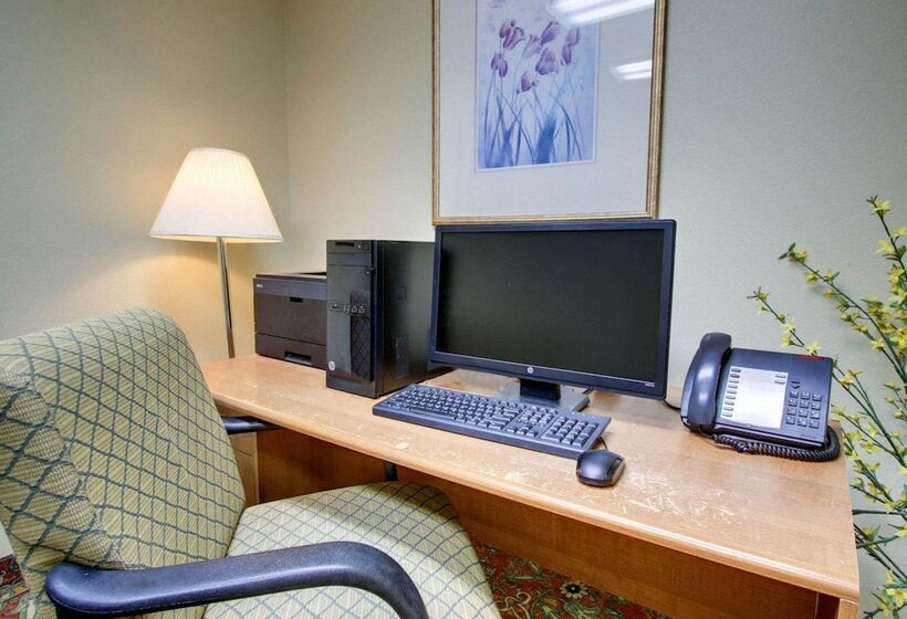 فندق Econo Lodge Inn & Suites