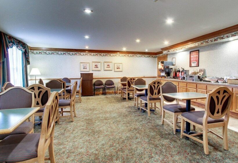 فندق Econo Lodge Inn & Suites