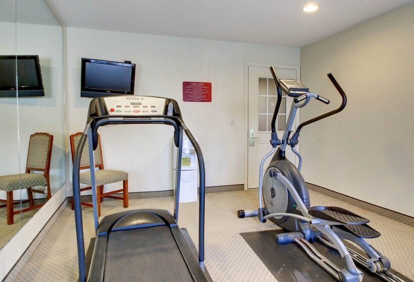 فندق Econo Lodge Inn & Suites