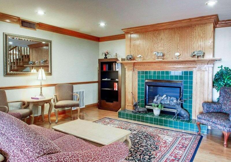 فندق Econo Lodge Inn & Suites