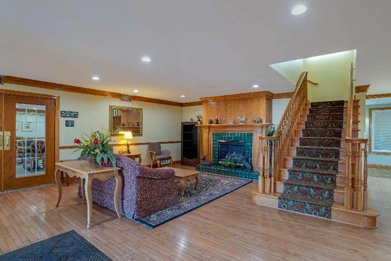 فندق Econo Lodge Inn & Suites