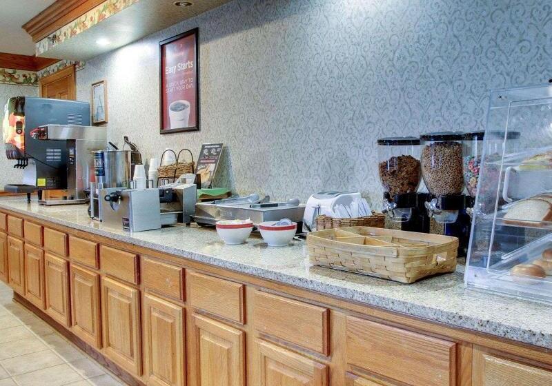 فندق Econo Lodge Inn & Suites