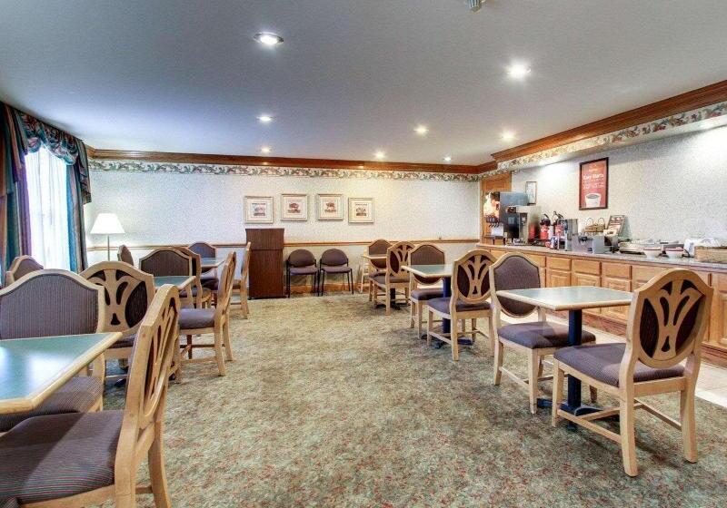 فندق Econo Lodge Inn & Suites