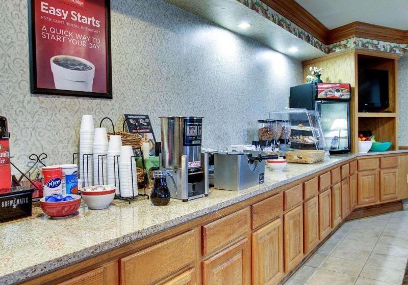 فندق Econo Lodge Inn & Suites