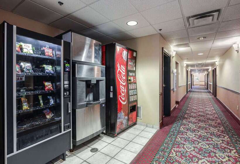 فندق Econo Lodge Inn And Suites