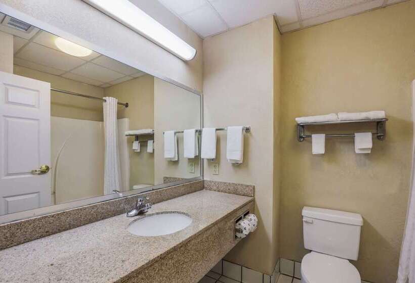 فندق Econo Lodge Inn And Suites