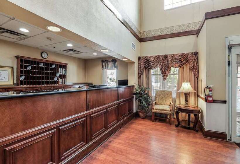 فندق Econo Lodge Inn And Suites