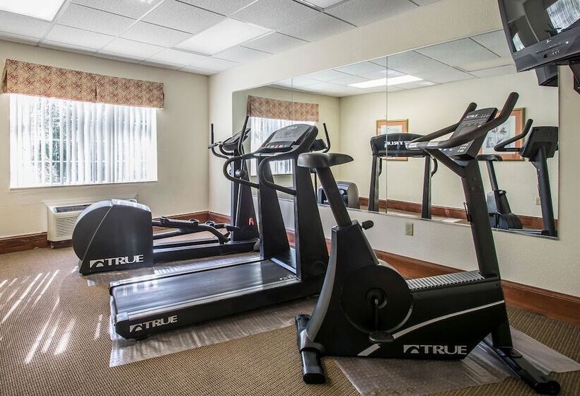 فندق Econo Lodge Inn And Suites