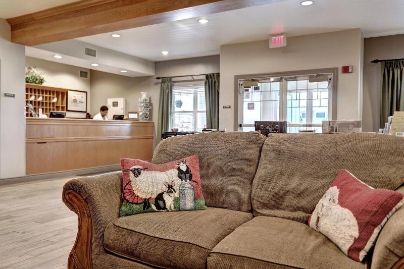 هتل Lancaster Inn & Suites