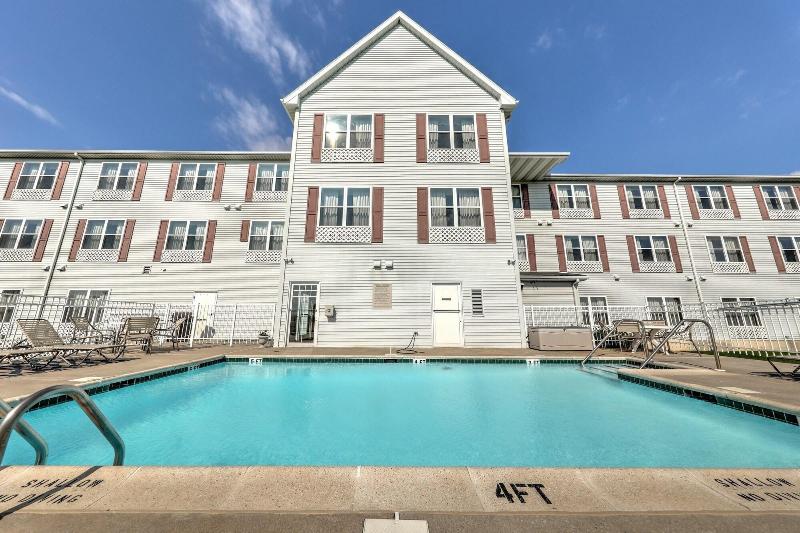 هتل Lancaster Inn & Suites