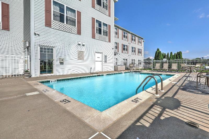 هتل Lancaster Inn & Suites