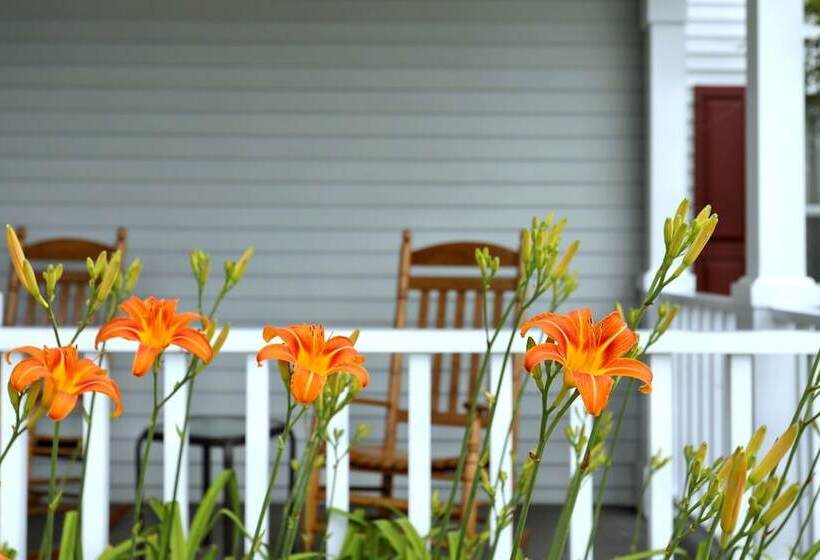 هتل Lancaster Inn & Suites