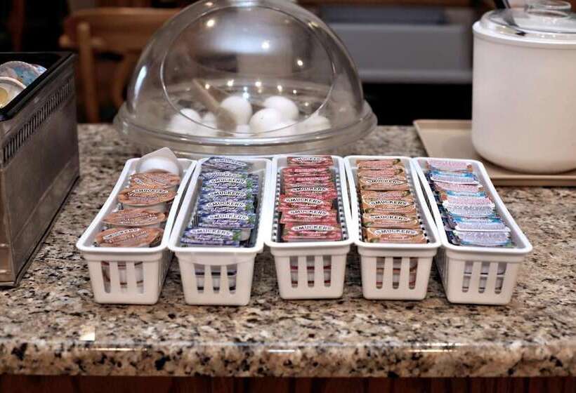 هتل Lancaster Inn & Suites