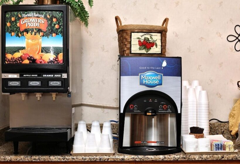 هتل Lancaster Inn & Suites