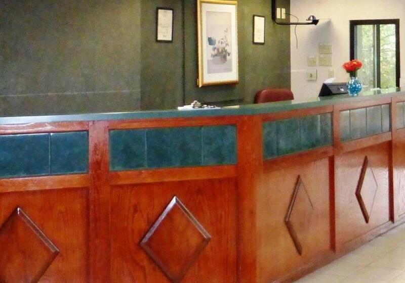 فندق Red Roof Inn & Suites Newnan