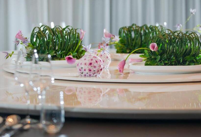 Kingdom Hotel   Free Three Meals