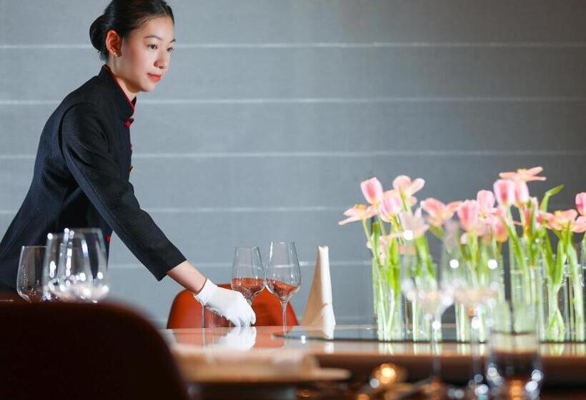 Kingdom Hotel   Free Three Meals