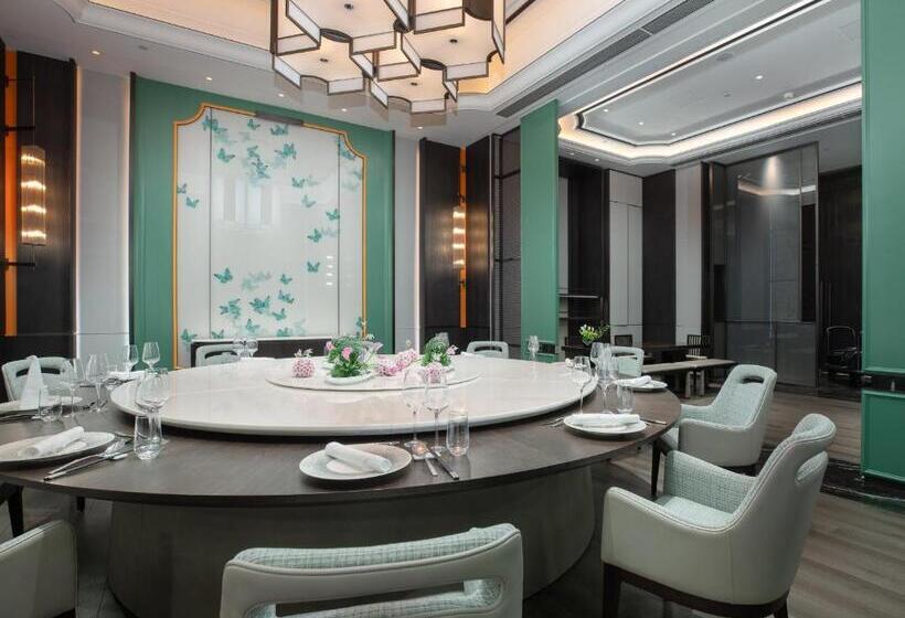 Kingdom Hotel   Free Three Meals